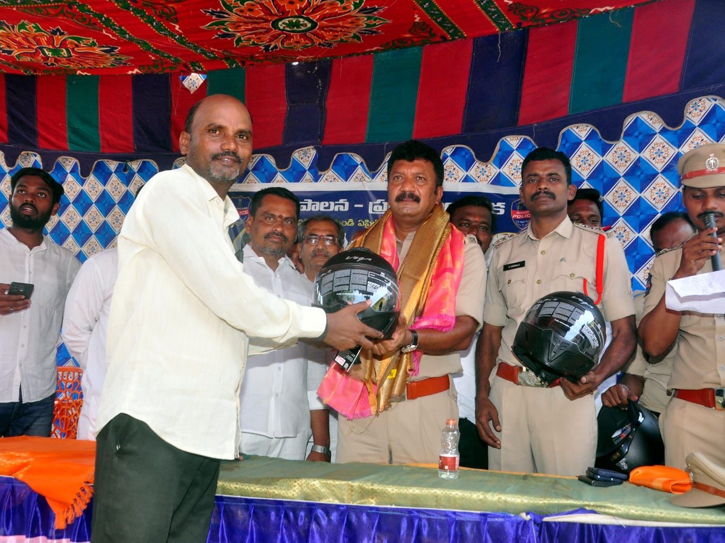 గ్రామస్తులకు హెల్మెట్‌లు పంపిణీ చేసిన ఏసీపీ ప్రశాంత్ రెడ్డి