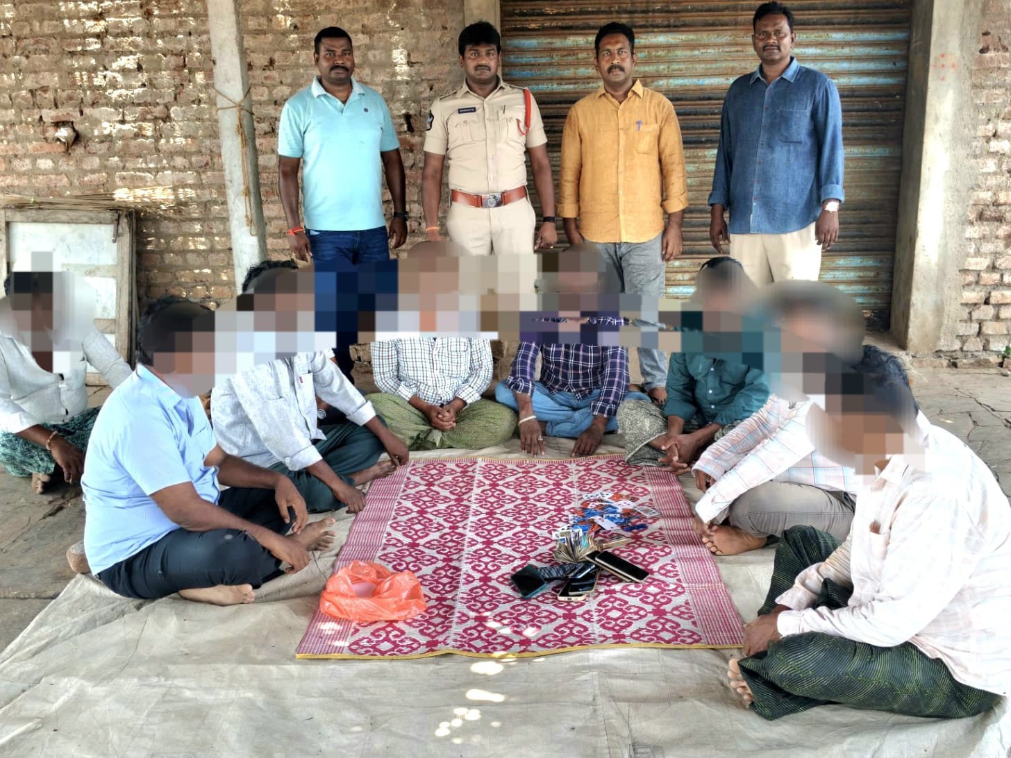 పేకాట శిబిరంపై పోలీసులు దాడి.!