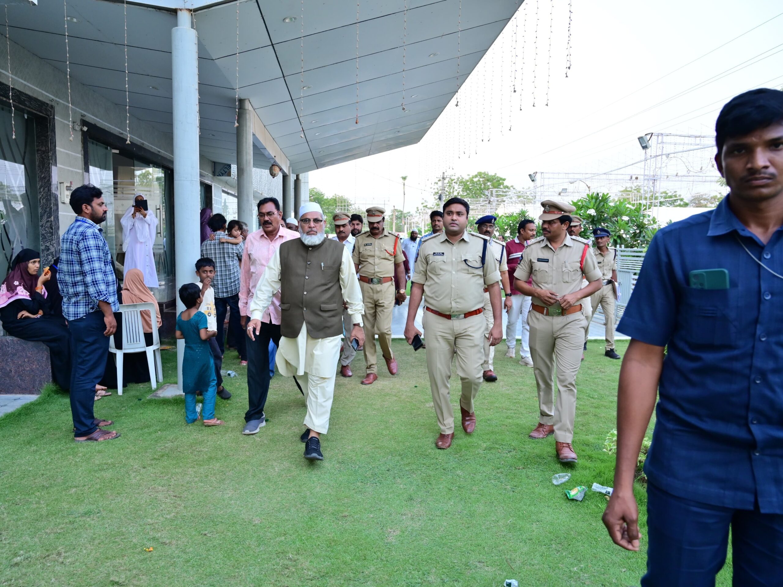 హజ్ యాత్రికుల సదుపాయాలను తెలుసుకున్న ఎస్పీ