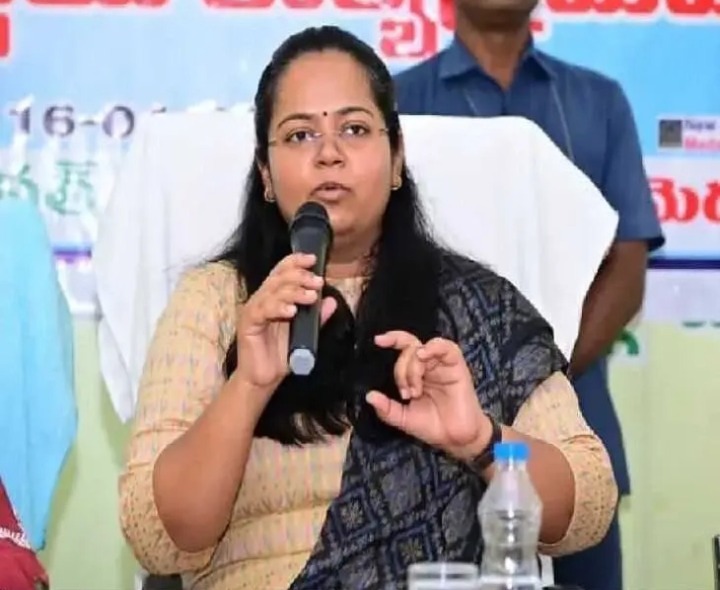 సర్పంచ్ గ్రామానికి లీడర్‌గా ఉండాలి: కలెక్టర్