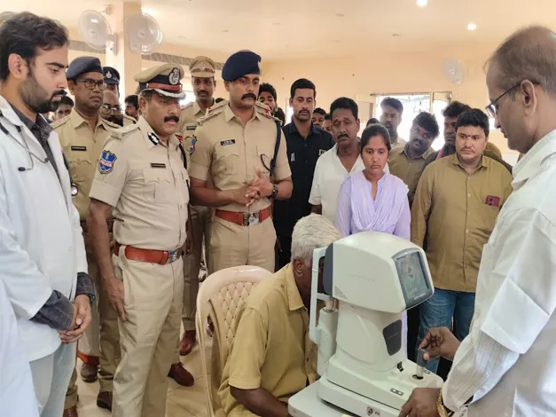 ఉచిత కంటి వైద్య శిబిరాన్ని ప్రారంభించిన ఐజీ