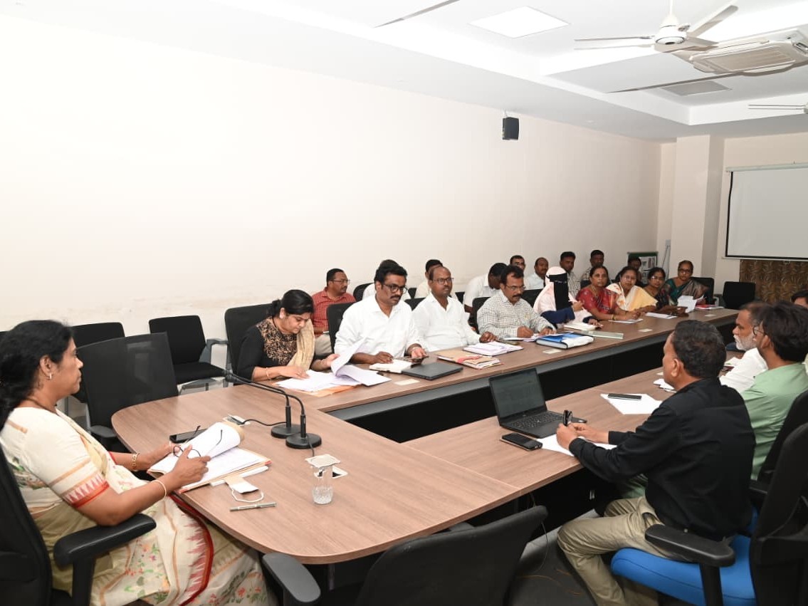 పాఠశాలల్లో విద్యా ప్రమాణాలు మెరుగుపరచాలి: కలెక్టర్