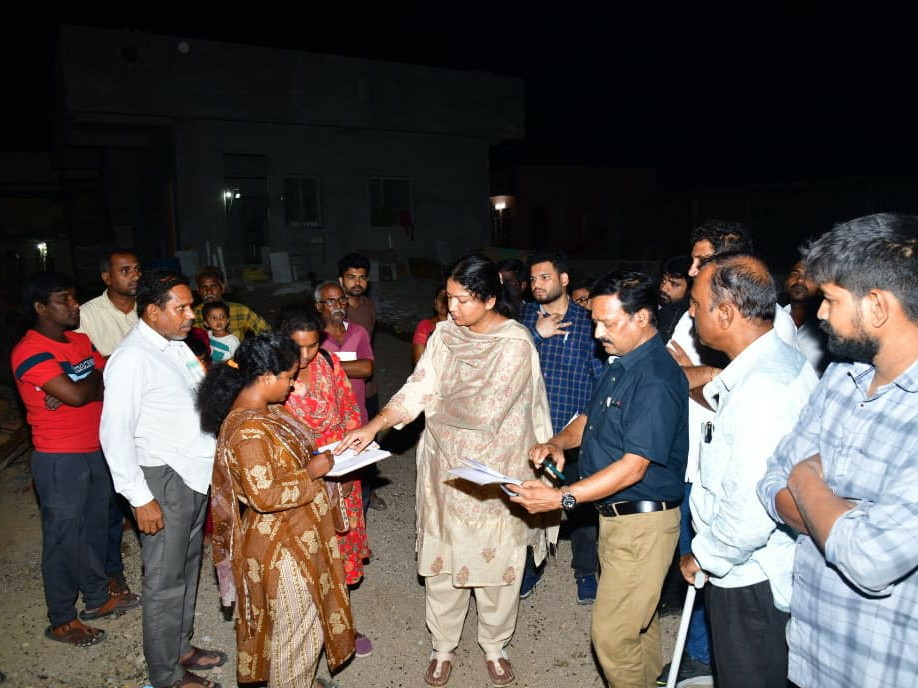 బాలికలకు అన్ని సౌకర్యాలు కల్పించాలి: కలెక్టర్