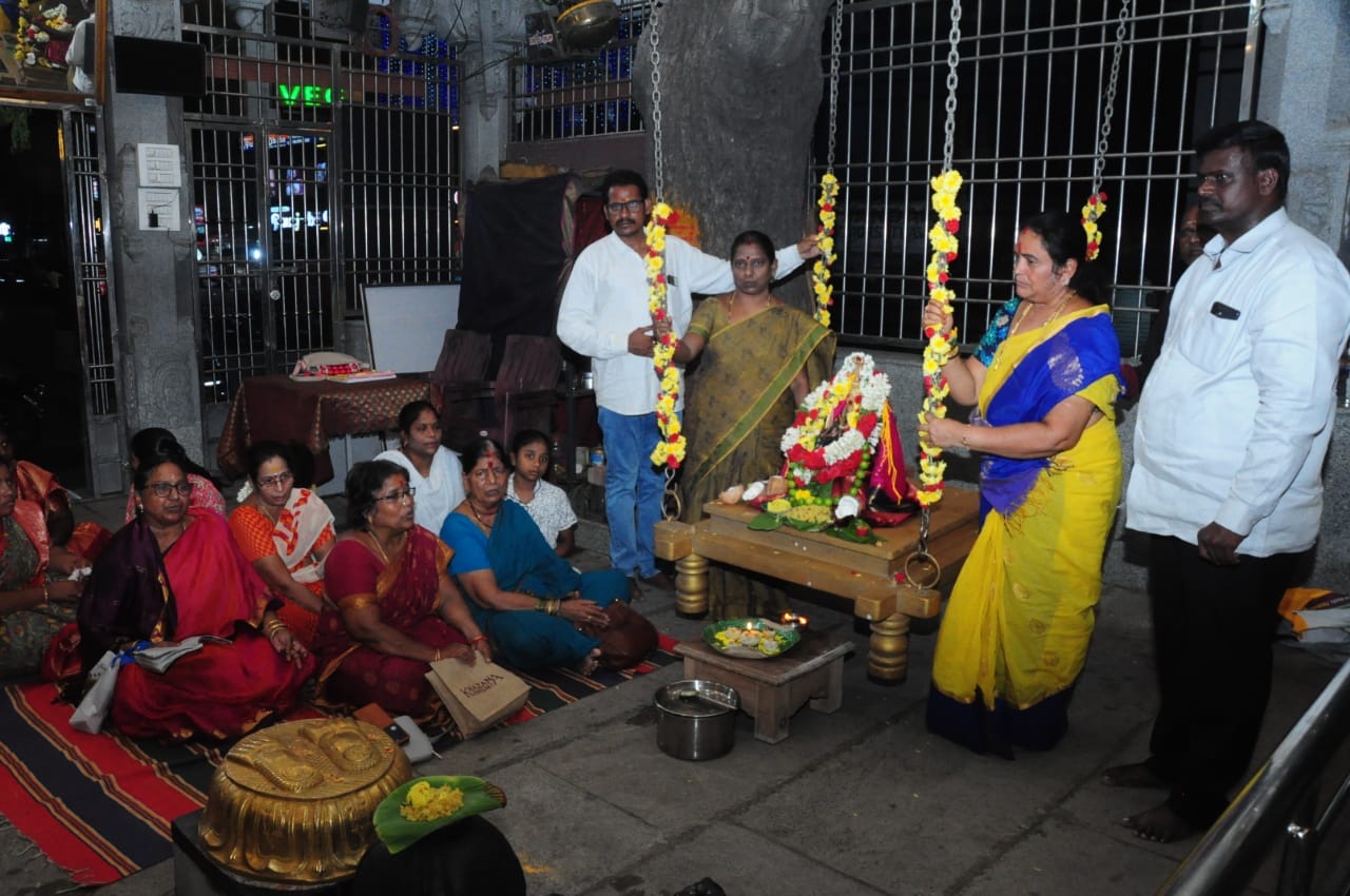 తాళ్లపాక గంగమ్మ ఆలయంలో ఊంజల సేవ