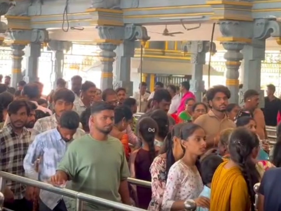 భద్రకాళి ఆయానికి తరలివచ్చిన భక్తులు