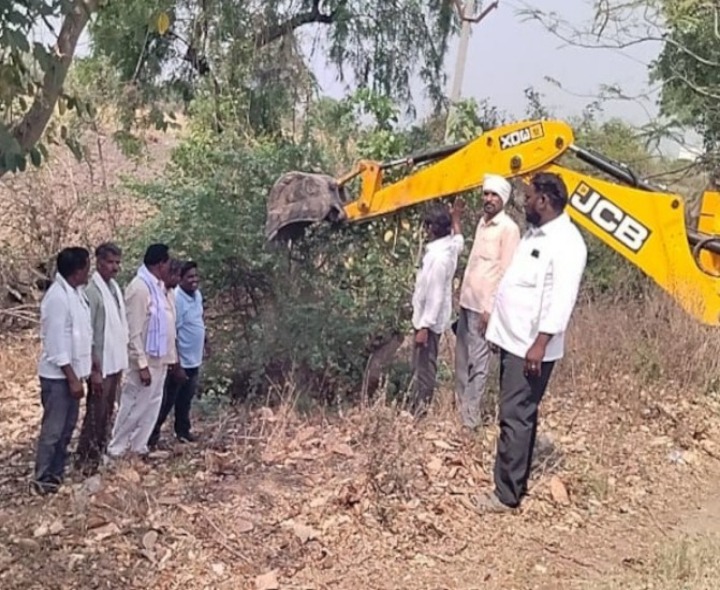 ముళ్ళపొదలను తొలగించిన సర్పంచ్