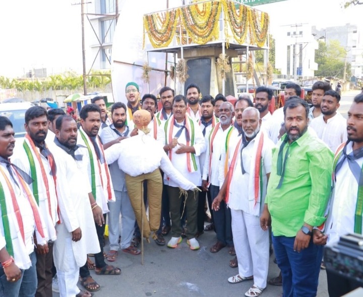 ఎంపీ దిష్టిబొమ్మ దహనం