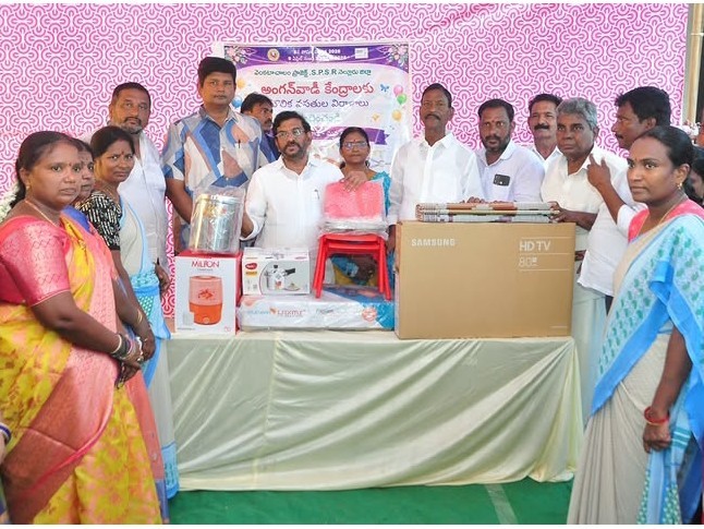 అంగన్వాడీలకు రూ. 31.40లక్షల పరికరాలు పంపిణీ