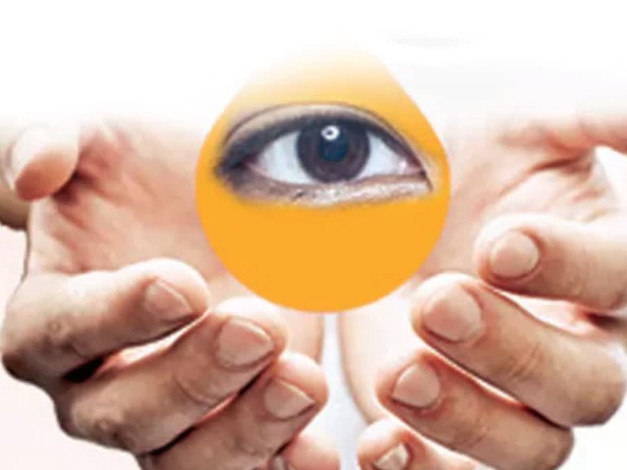 తాను కన్నుమూసి.. ఇద్దరికి చూపునిచ్చి