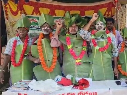 వినూత్న దీక్ష.. నిరసన దీక్ష