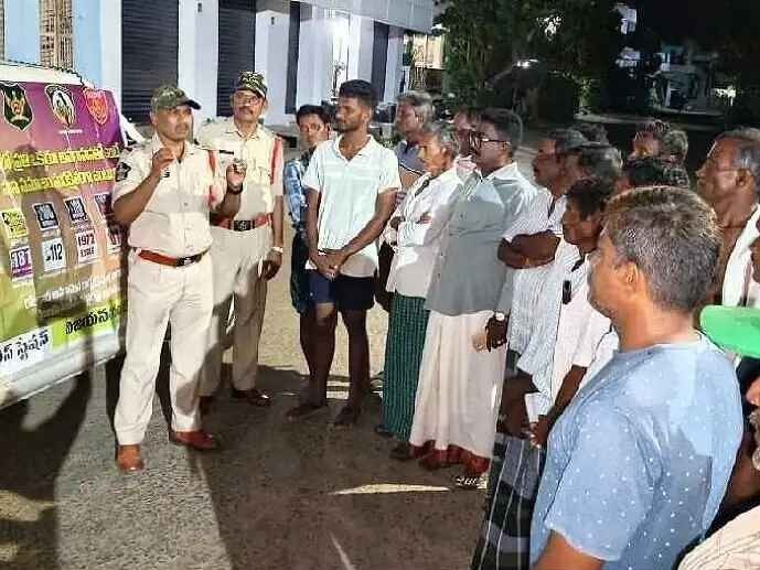 పల్లె నిద్రలో సైబర్ నేరాల నియంత్రణపై అవగాహన