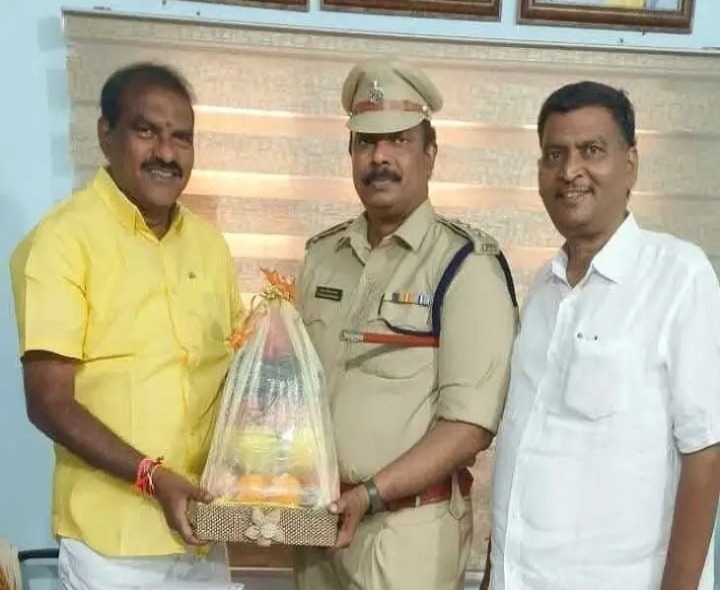 మంత్రిని కలిసిన నరసాపురం డీఎస్పీ