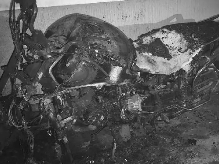 ఇంటి ముందు నిలిపిన బైక్ తగులబెట్టారు..!