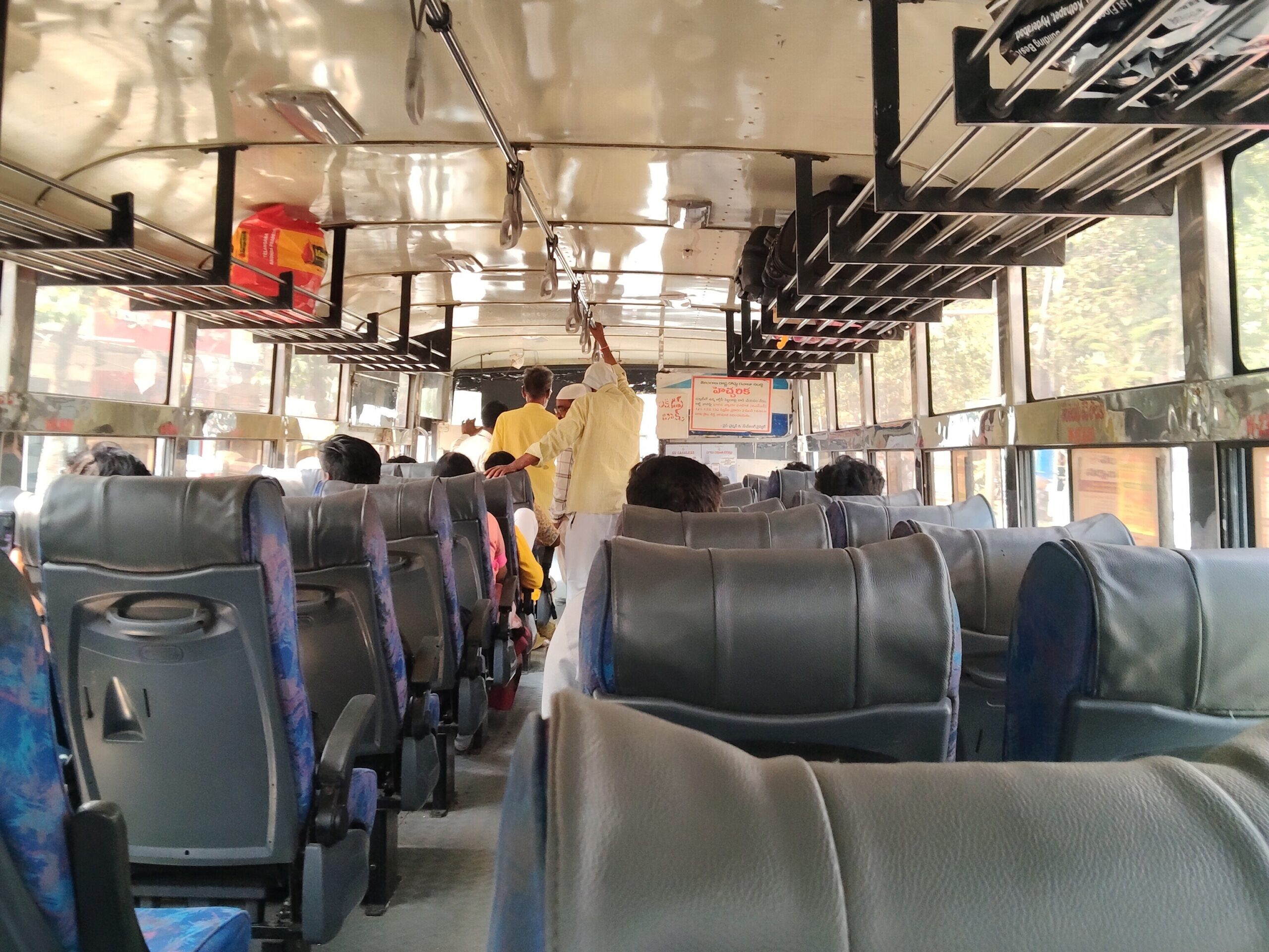 బస్సుల్లో వడదెబ్బ.. వాటర్ బాటిల్స్ ఏర్పాటుకు డిమాండ్