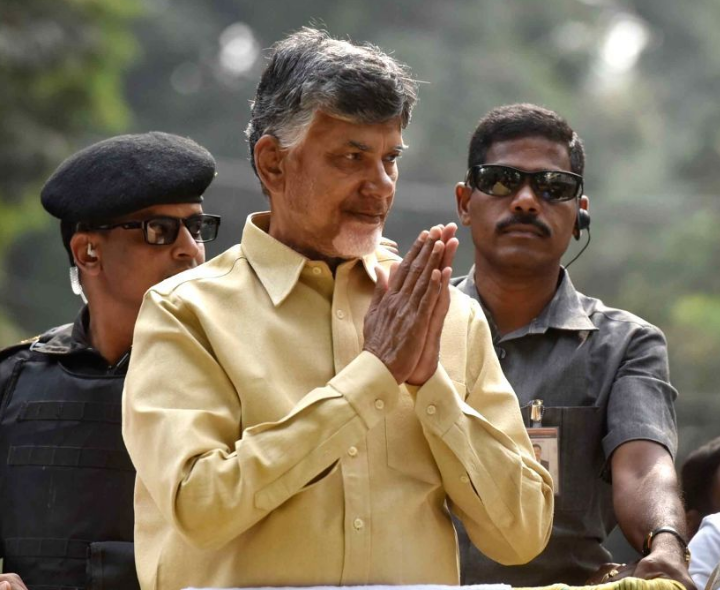 అర్ధరాత్రి వరకు రైతులతో  చంద్రబాబు భేటీ