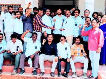 నల్ల బ్యాడ్జీలతో నిరసన.. పీఆర్‌సీ అమలు చేయాలని డిమాండ్