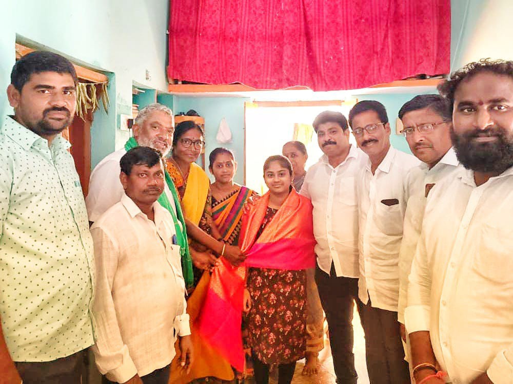 రాష్ట్రస్థాయి ర్యాంకర్‌ను సన్మానించిన.. సర్పంచ్