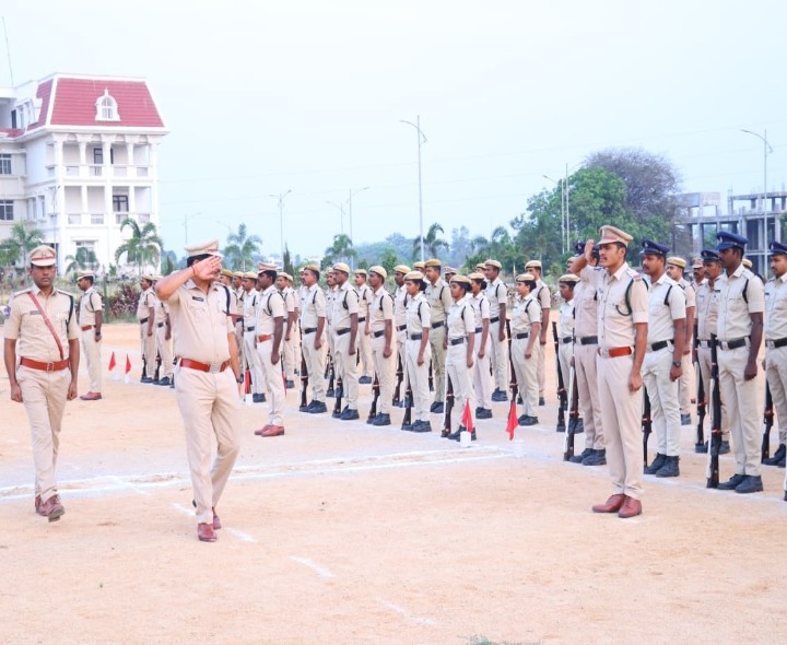 పరేడ్‌కు హాజరైన ఏఆర్ డీఎస్పీ