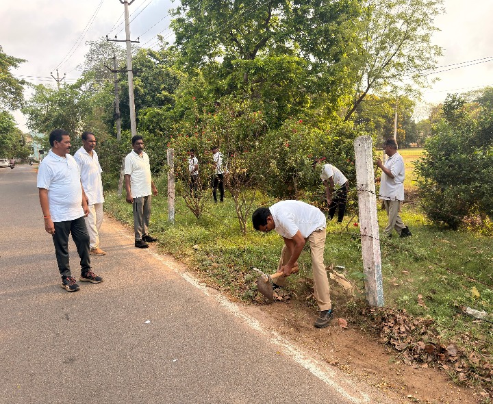 స్వర్ణాంధ్ర స్వచ్ఛ దివాస్ కార్యక్రమంలో శ్రమదానం
