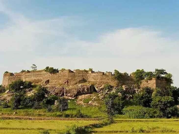 నిర్మల కోటలు.. అద్భుత శిల్పకళకు నిదర్శనం