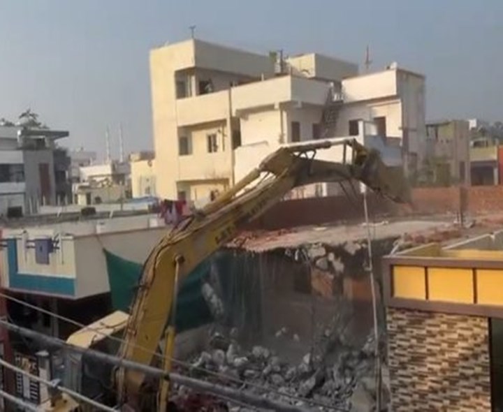 ఆరాంఘర్ వద్ద అక్రమ నిర్మాణాలు కూల్చివేత