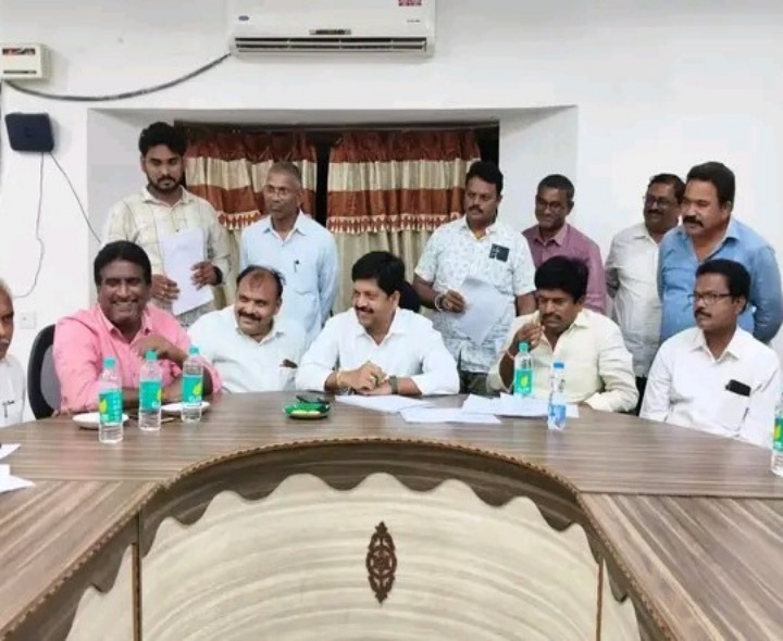 అధికారులతో మంత్రి కొల్లు రవీంద్ర సమీక్ష