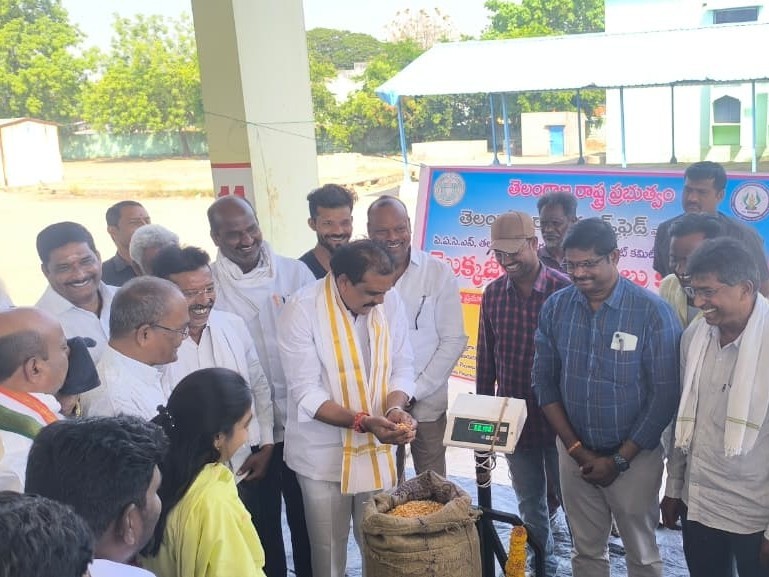 మొక్కజొన్న కొనుగోలు కేంద్రాన్ని ప్రారంభించిన MLA పాయల్