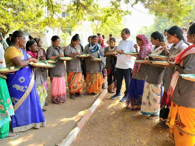 కార్మికులతో కలిసి టిఫిన్ చేసిన ఎమ్మెల్యే దగ్గుపాటి