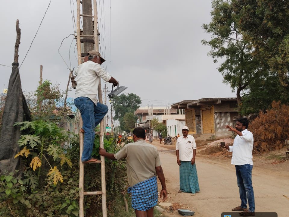 “అంగడి ప్రాంతంలో సెంట్రల్ లైట్లు ఏర్పాటు”