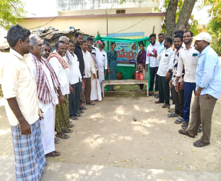 చలివేంద్రం ప్రారంభించిన సర్పంచ్