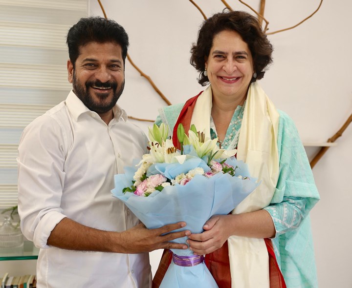 ప్రియాంక గాంధీతో సీఎం రేవంత్ రెడ్డి భేటీ