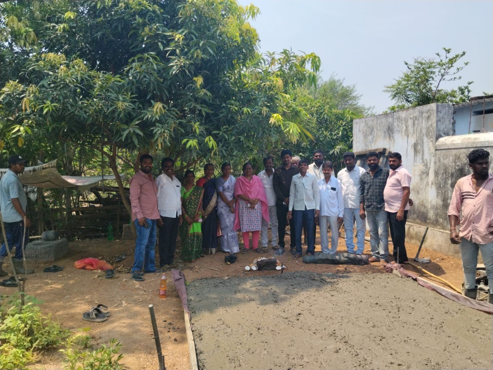 సీసీ రోడ్డు నిర్మాణ పనులు ప్రారంభించిన సర్పంచ్