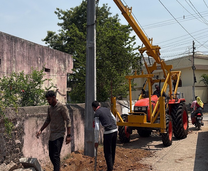 విద్యుత్ స్తంభాలు ఏర్పాటు చేసిర కౌన్సిలర్