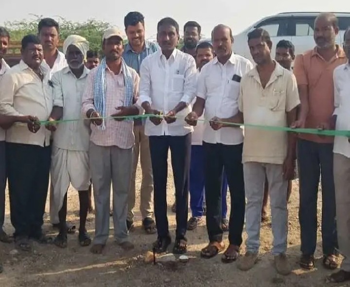 మేకల, గొర్రెల సంత ప్రారంభించిన సర్పంచ్