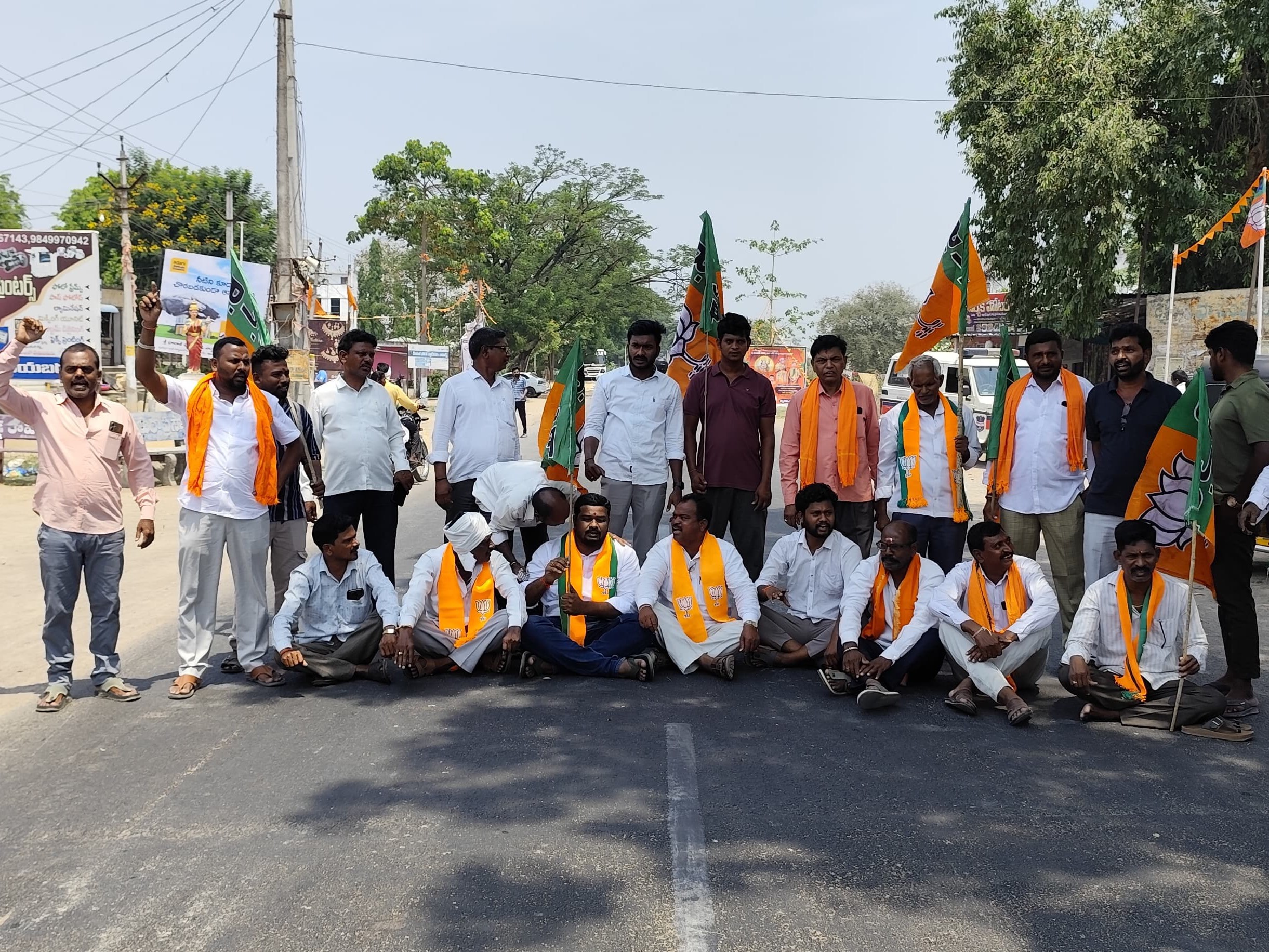దండేపల్లిలో ఆందోళన చేసిన బీజేపీ నాయకులు