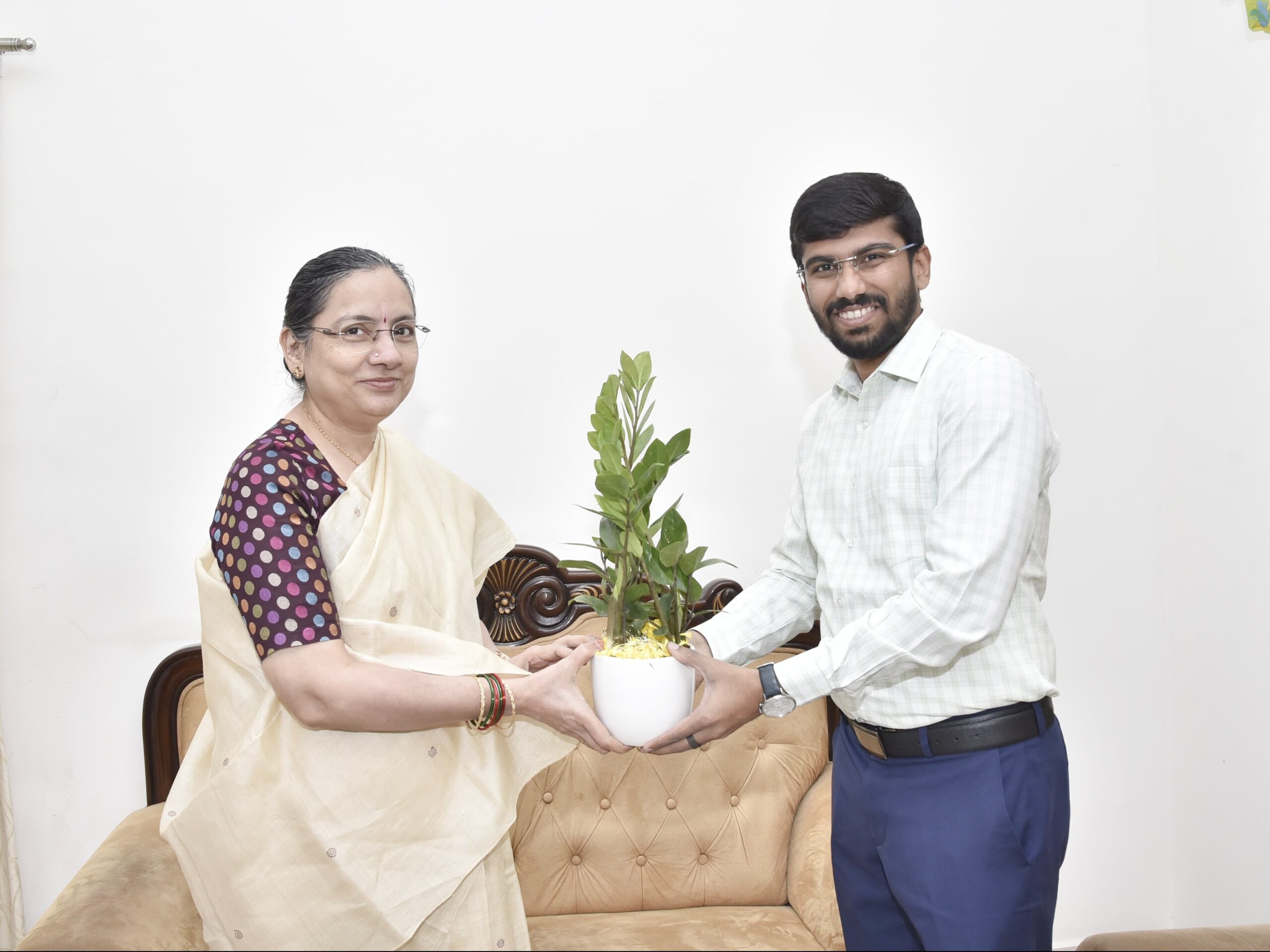 జస్టిస్ భానుమతికి ఘన స్వాగతం పలికిన కలెక్టర్