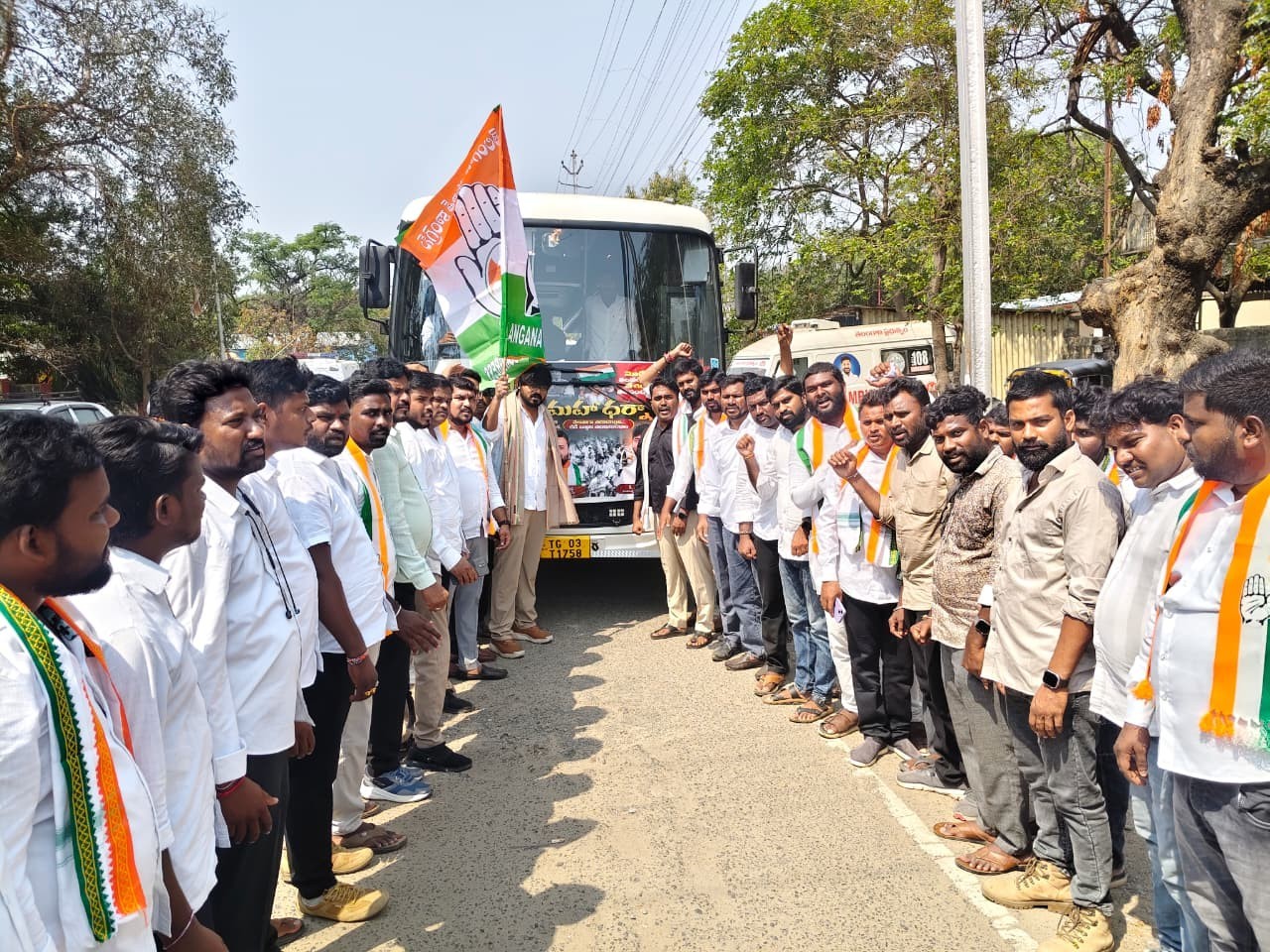 హైదరాబాద్ తరలివెళ్లిన హనుమకొండ యూత్ కాంగ్రెస్ నేతలు