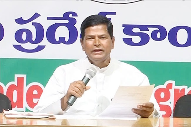 తెలంగాణపై బీజేపీ విషం కక్కుతోంది: చిన్నారెడ్డి