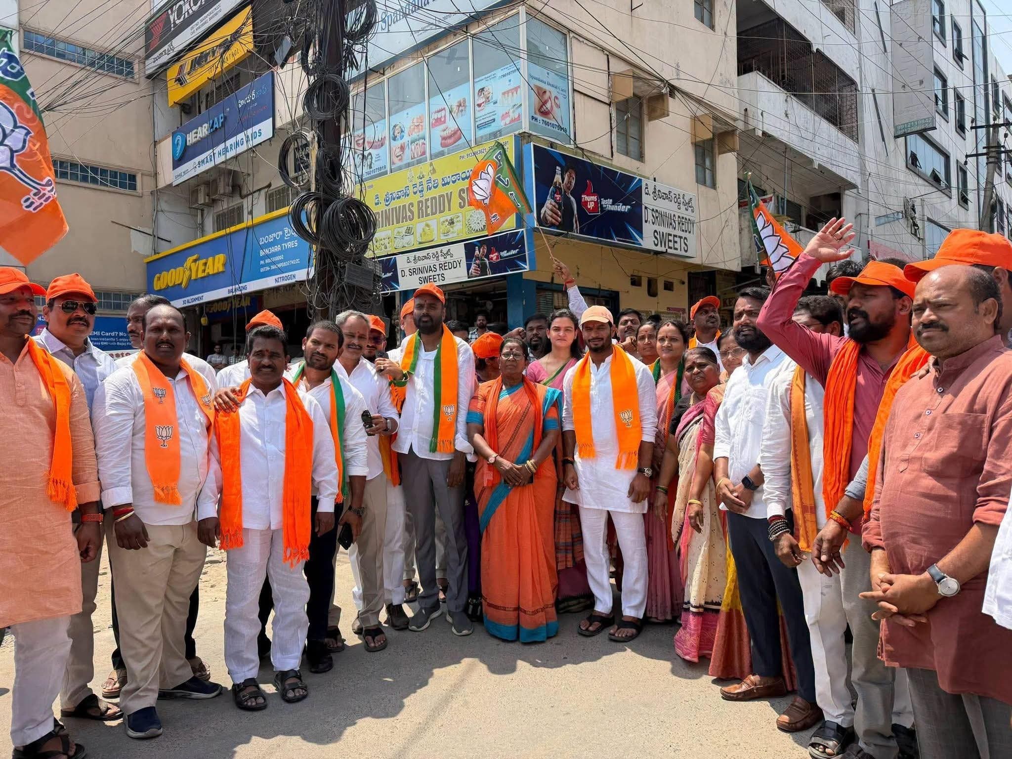 చందానగర్ హైవేపై బీజేపీ భారీ నిరసన