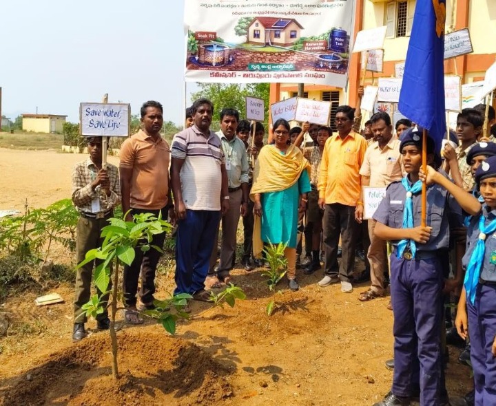 పాఠశాలలో మొక్కలు నాటిన మున్సిపల్ కమిషనర్