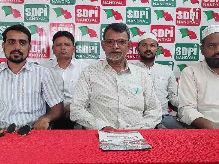 ఈద్గా కూల్చివేత మతభావాలను దెబ్బతీసే చర్య: హనీఫ్