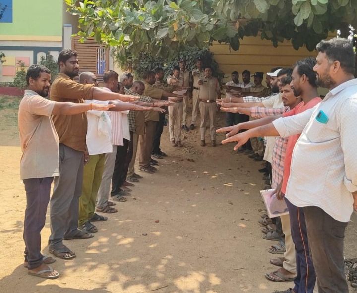 డ్రైవర్లతో ప్రతిజ్ఞ చేయించిన సీఐ