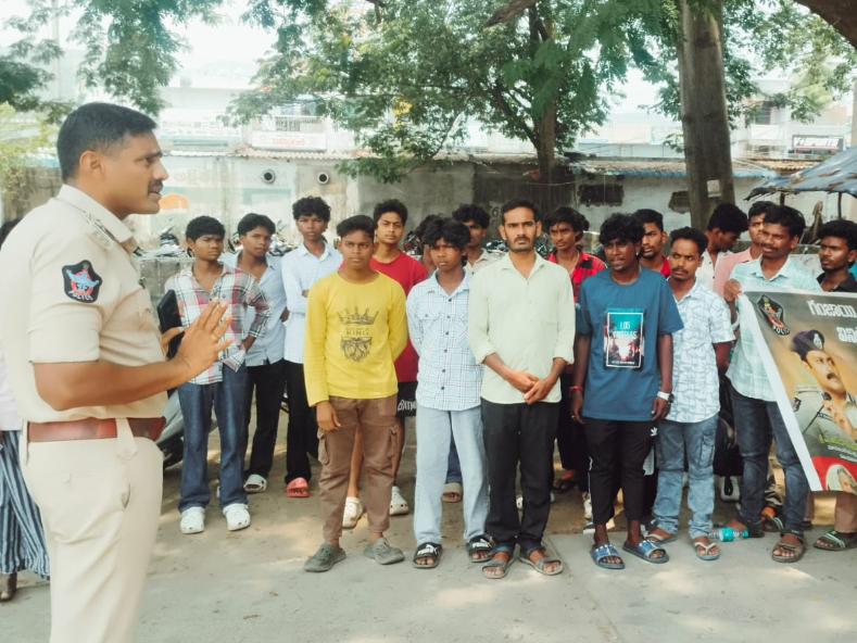 గంజాయి పై విద్యార్థులకు ఎస్సై అవగాహన