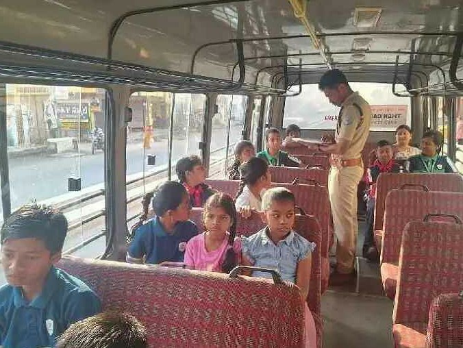 స్కూల్ బస్సులను  తనిఖీ చేసిన రవాణా శాఖ అధికారులు