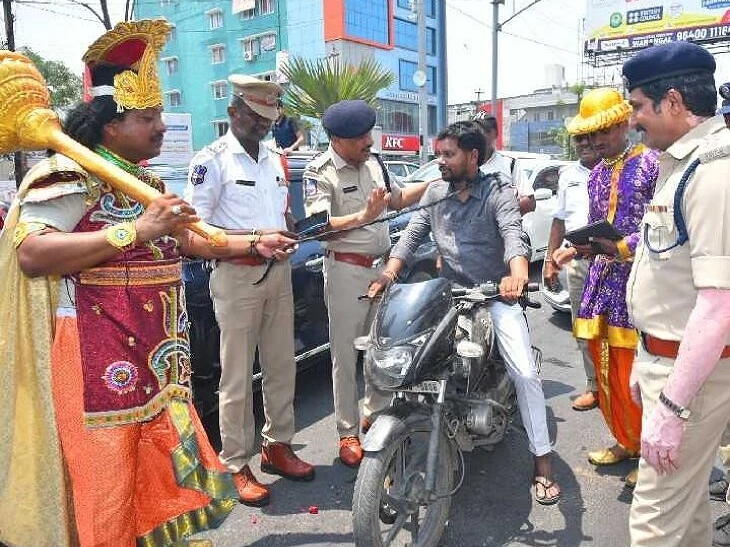 రహదారి నిబంధనలపై వినూత్న ప్రచారం