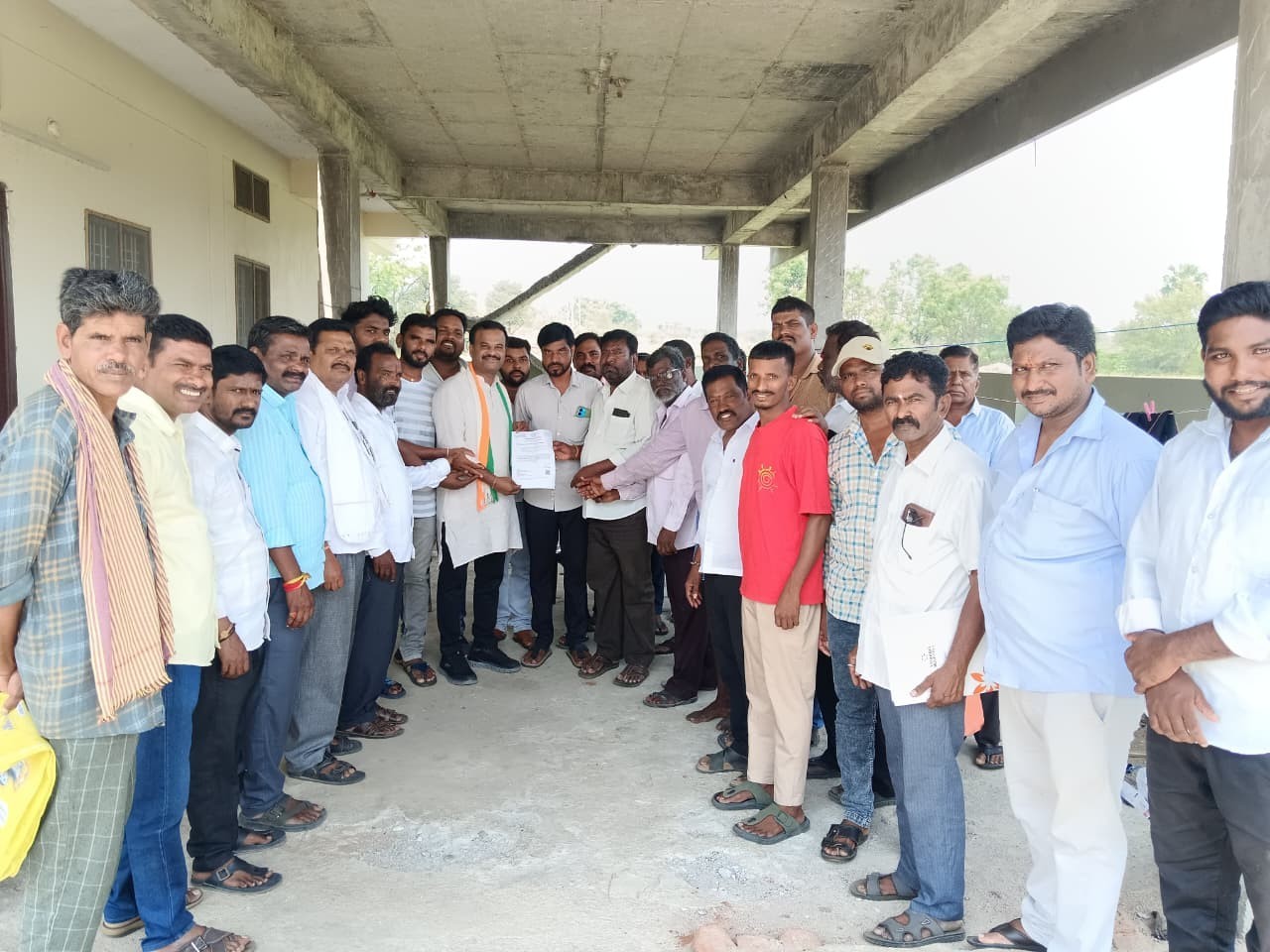 లబ్ధిదారునికి సీఎంఆర్ఎఫ్ చెక్కు అందజేత