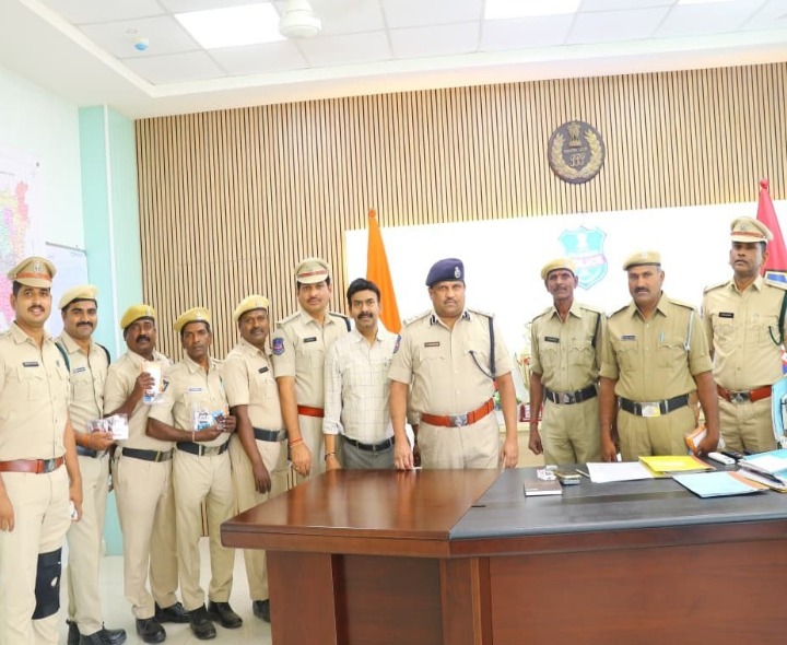 హోంగార్డులకు మెడికల్ కిట్లు పంపిణీ చేసిన ఎస్పీ