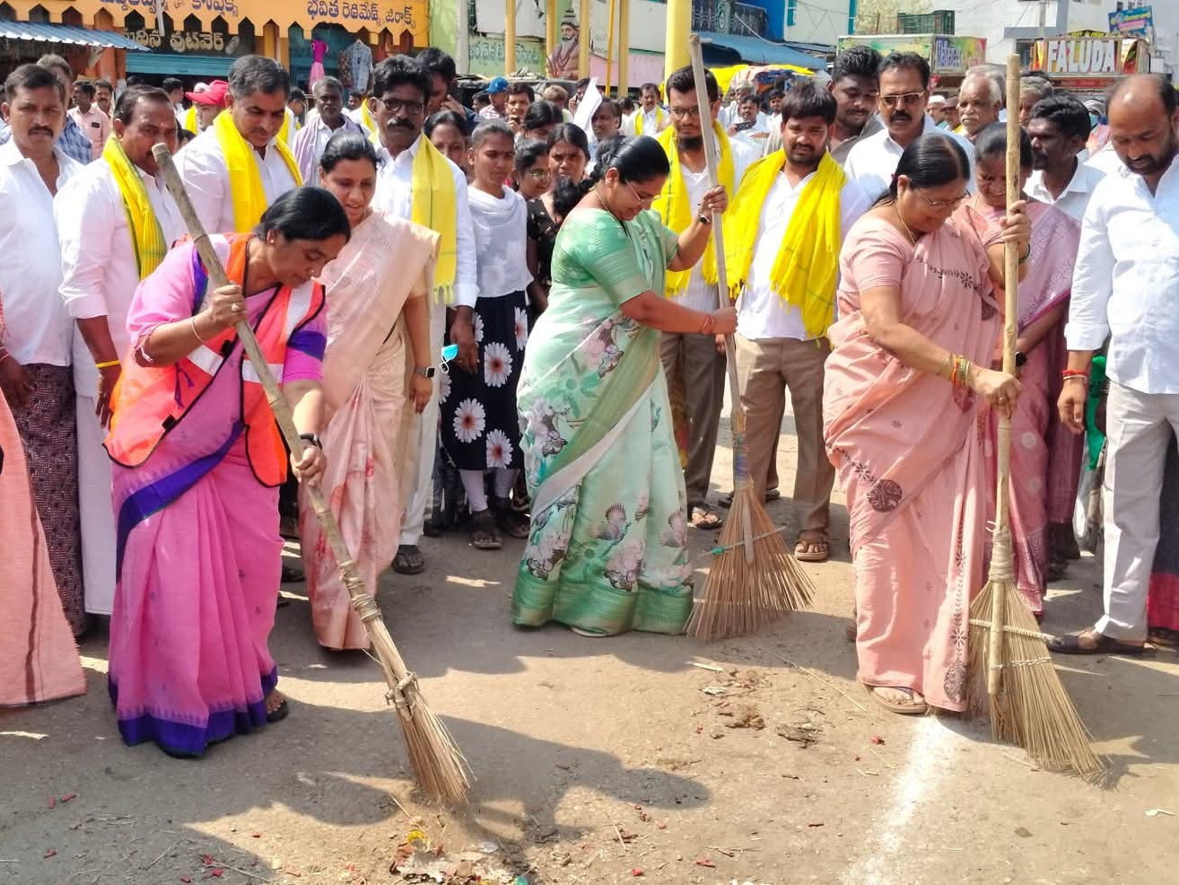 పేరూరులో రోడ్లు శుభ్రం చేసిన ఎమ్మెల్యే