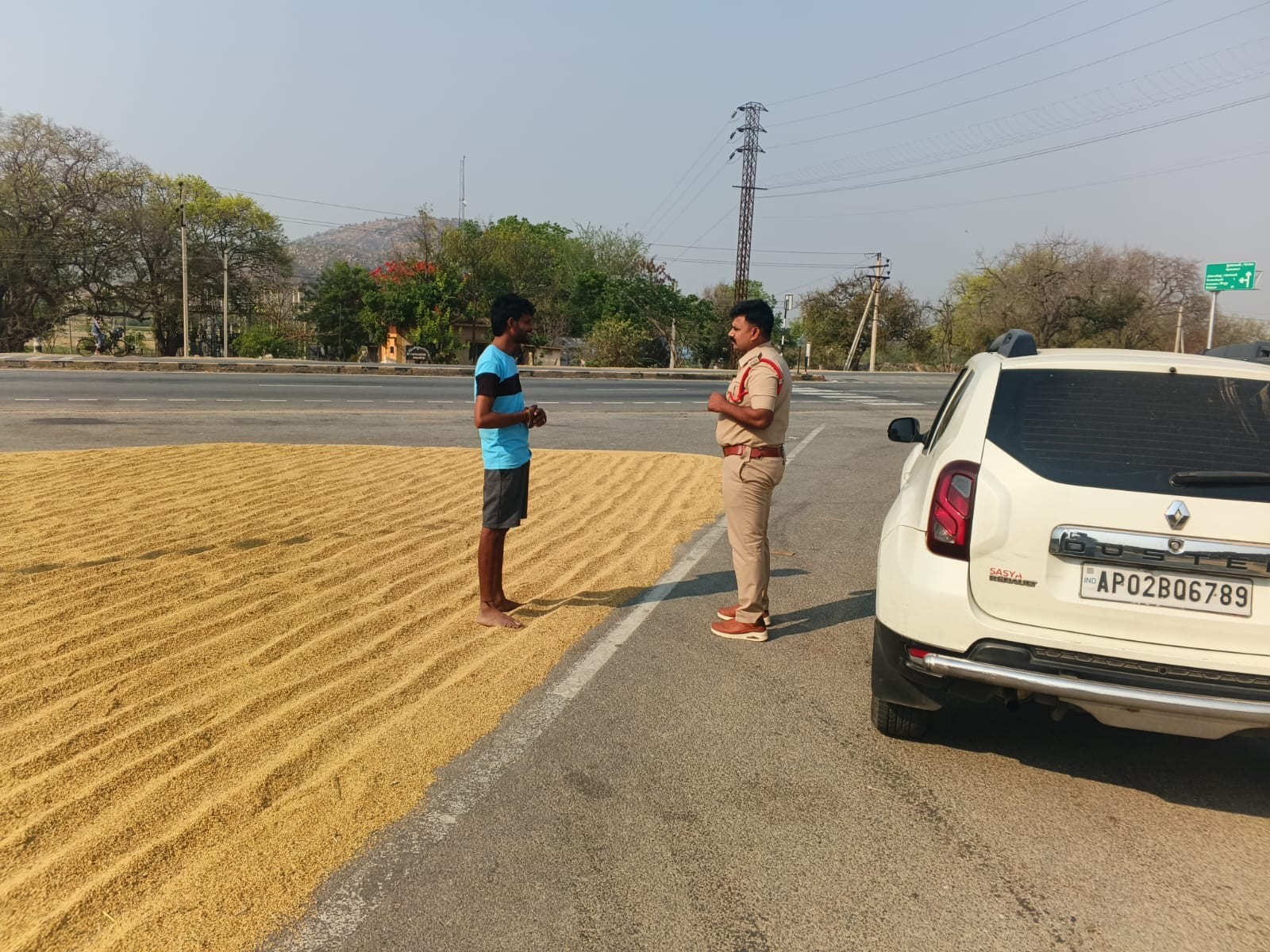 రోడ్లపై ధాన్యం ఆరబెట్టొద్దు: ఎస్సై