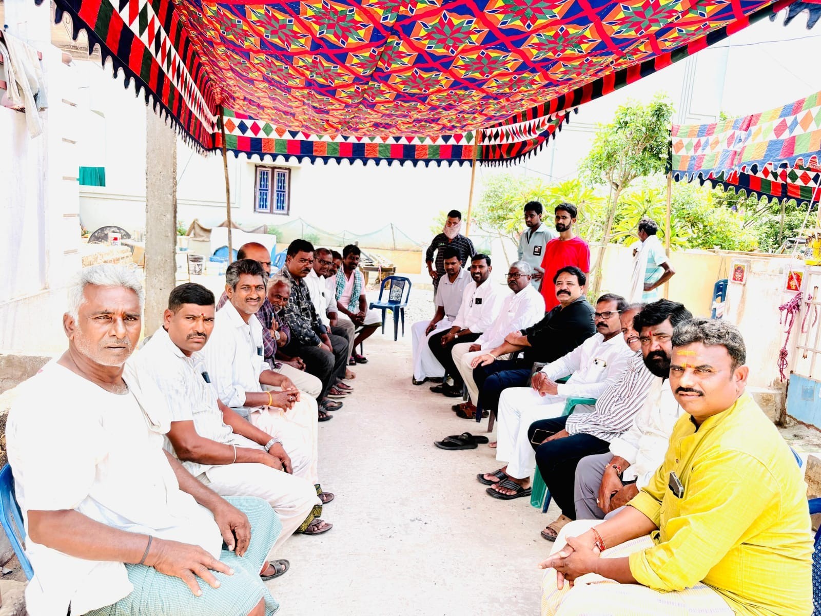 బాధిత కుటుంబాన్ని పరామర్శంచిన మాజీ MLA